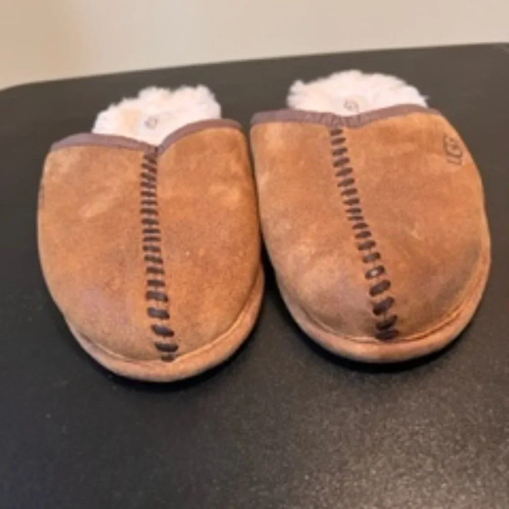 Ugg size 10 Mens closed toe scuff slippers in Chestnut suede